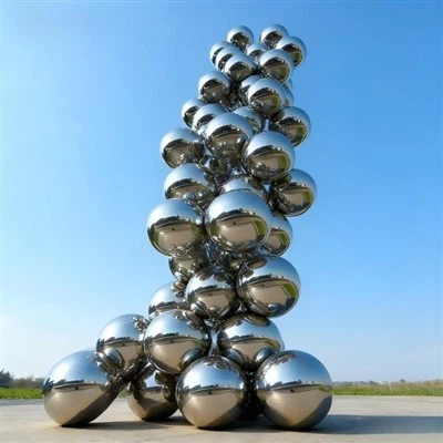 Kulskulptur i rostfritt stål